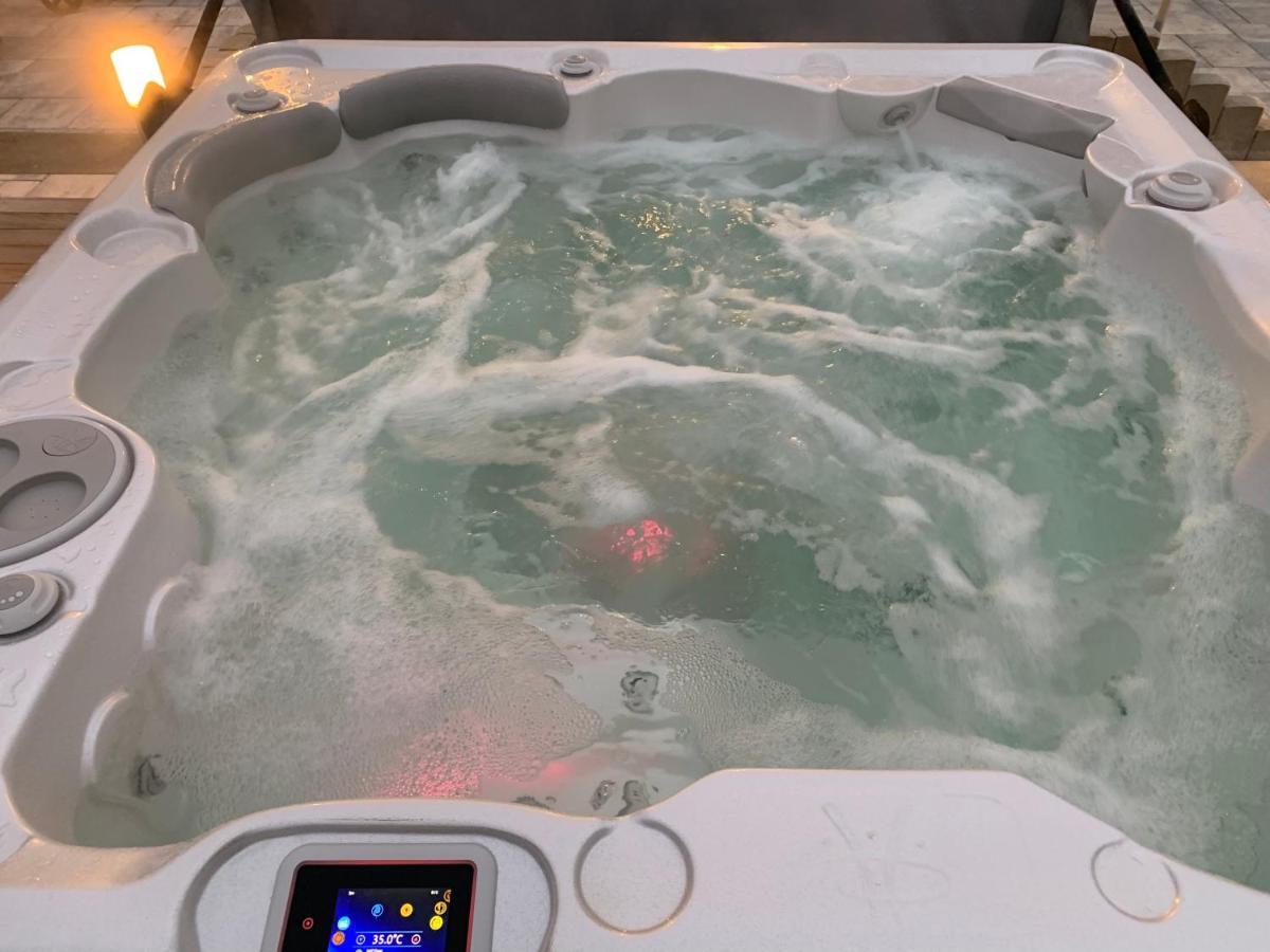 Chez La Rose Luxueuse Cottage Avec Jacuzzi Rouvres-la-Chetive Exterior photo