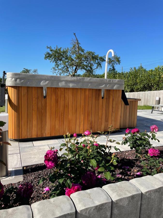 Chez La Rose Luxueuse Cottage Avec Jacuzzi Rouvres-la-Chetive Exterior photo
